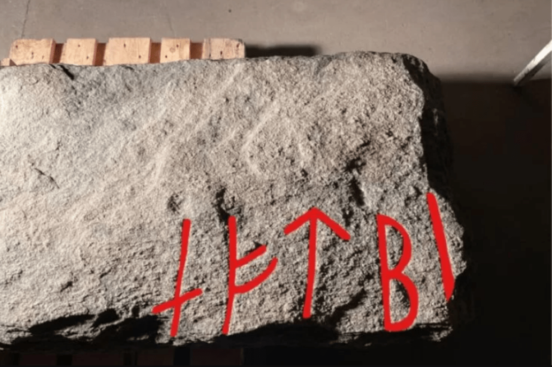 Ciencia y Tecnología – La reparación fue exitosa.  En Dinamarca, se encontró la piedra rúnica más antigua debajo del piso de la cocina (en la foto)